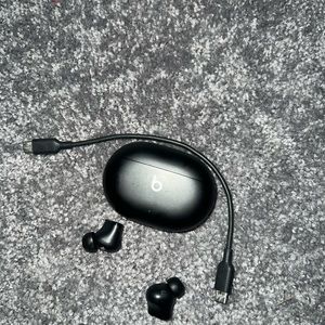 Beats by Dre studio buds